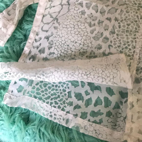 White Leopard print sheer lace button front shirt XL animal print abalone button - Picture 9 of 10